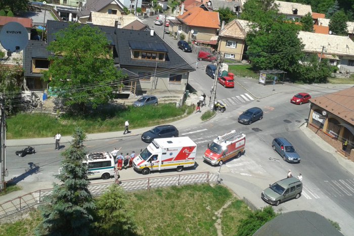 Ilustračný obrázok k článku FOTKY z nehody na križovatke: Na bystrickom sídlisku sa zrazil vodič štvorkolky s motorkárom