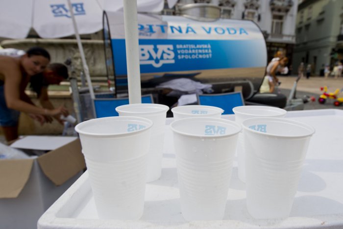 Ilustračný obrázok k článku Smäd v meste pomohlo uhasiť 16-tisíc litrov vody z cisterien v centre