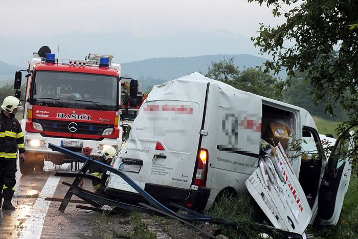 Ilustračný obrázok k článku Dodávka po šmyku skončila v priekope: Vodiča (37) z okresu Rožňava ratovali záchranári