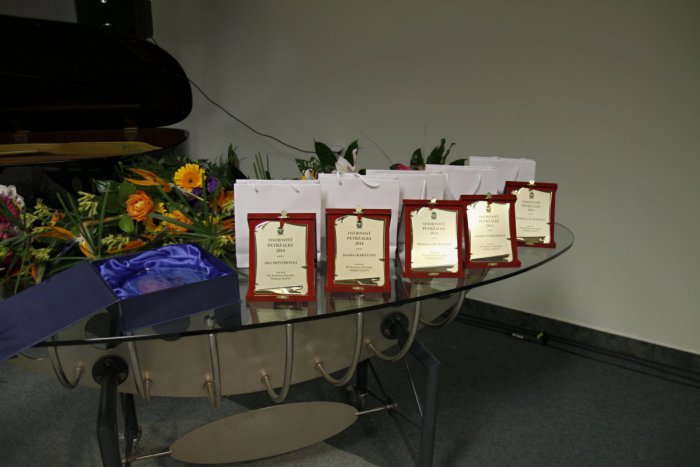 Ilustračný obrázok k článku Aj Petržalka má svoje osobnosti. Mestská časť im odovzdala každoročné ocenenie