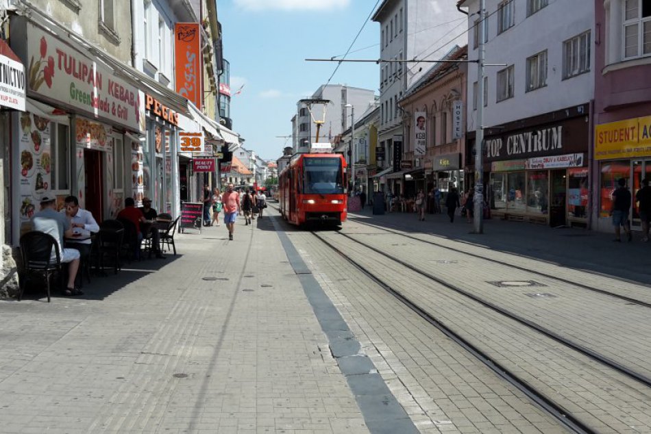 Ilustračný obrázok k článku Zaujíma vás, ako sa v histórii menila Obchodná ulica a jej výklady? Tieto premeny zachytáva fotograf Ľubo Stacho v knihe Obchodná