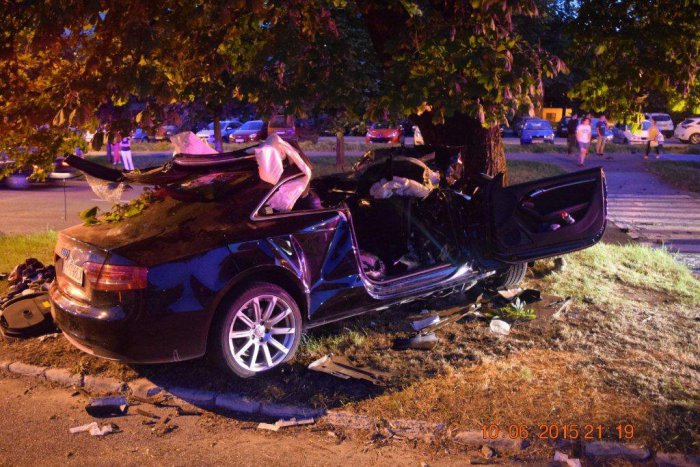 Ilustračný obrázok k článku Autentické FOTO z nehody v Košiciach: Čelný náraz do stromu, Popradčan (22) i spolujazdec (23) ťažko zranení!