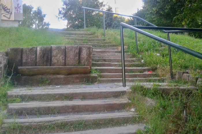 Ilustračný obrázok k článku Schody na Klokočine opäť o čosi bezpečnejšie: Dostali nové zábradlie