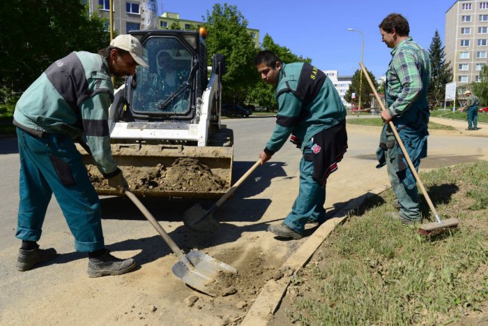 Ilustračný obrázok k článku Primátor Jelšavy otvorene o aktivačných pracovníkoch: Sú pomocou, ale... takto je to u niektorých s disciplínou