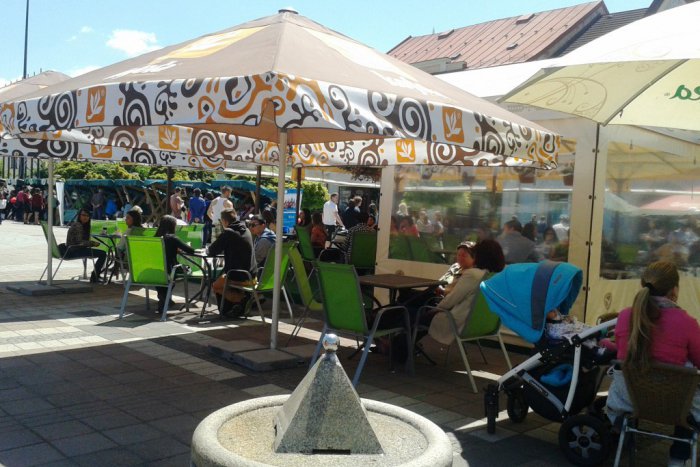 Ilustračný obrázok k článku Večerné terasy plné Brezňanov: TÝMTO nás chcú krčmári zaujať?