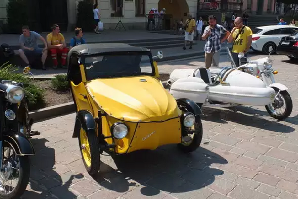 Ilustračný obrázok k článku Lahôdka pre milovníkov retra. Do Fiľakova mieria historické autá a prídu i mažoretky