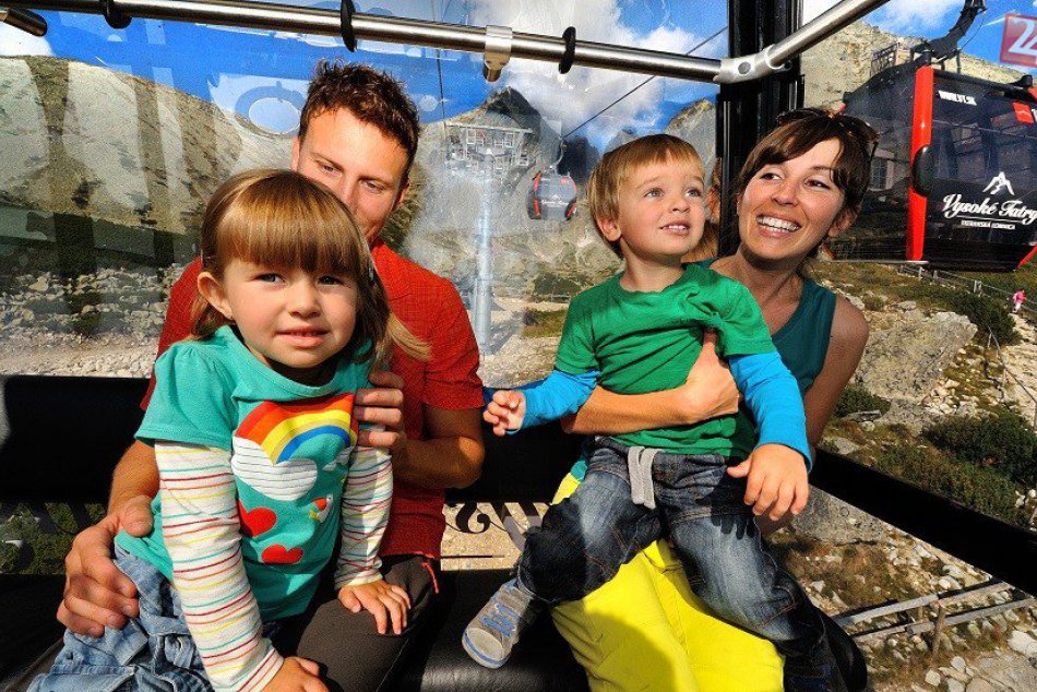 Ilustračný obrázok k článku RADÍME: Tropické dni sú tu, slnečné okuliare by mali nosiť aj malé deti