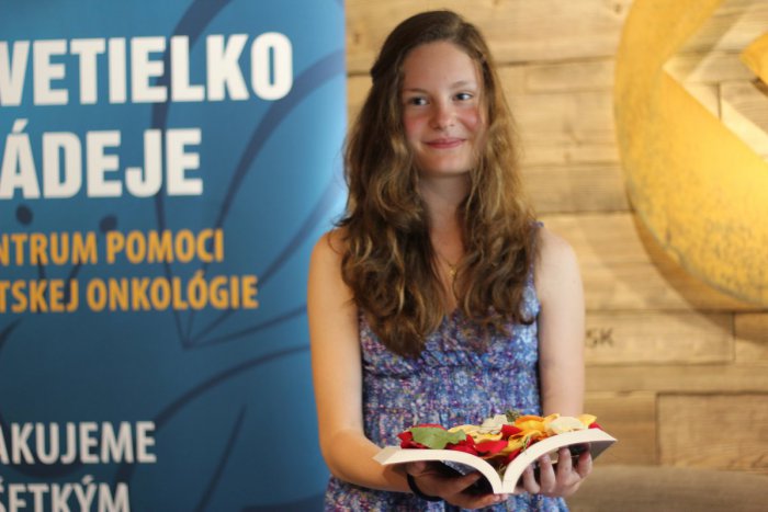 Ilustračný obrázok k článku Valentína na svoje 15-te narodeniny dostala krásny dar. Vyšla jej kniha, ktorú písala štyri roky