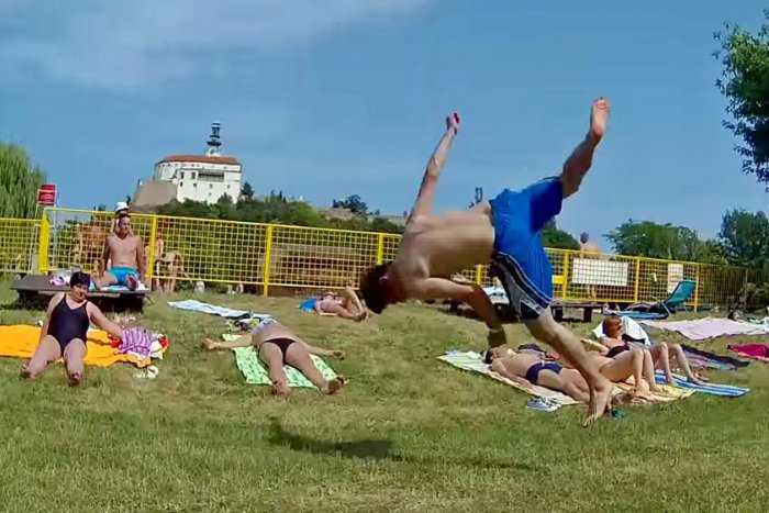 Ilustračný obrázok k článku Martin (24) si vie užívať život: Na nitrianskom kúpalisku predviedol parádne kúsky! VIDEO