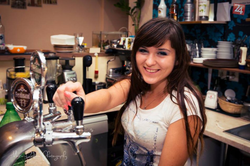 Ilustračný obrázok k článku Od mikrofónu ku káve: Speváčka Lenka (21) odišla z kapely, aby si v Nitre splnila svoj sen