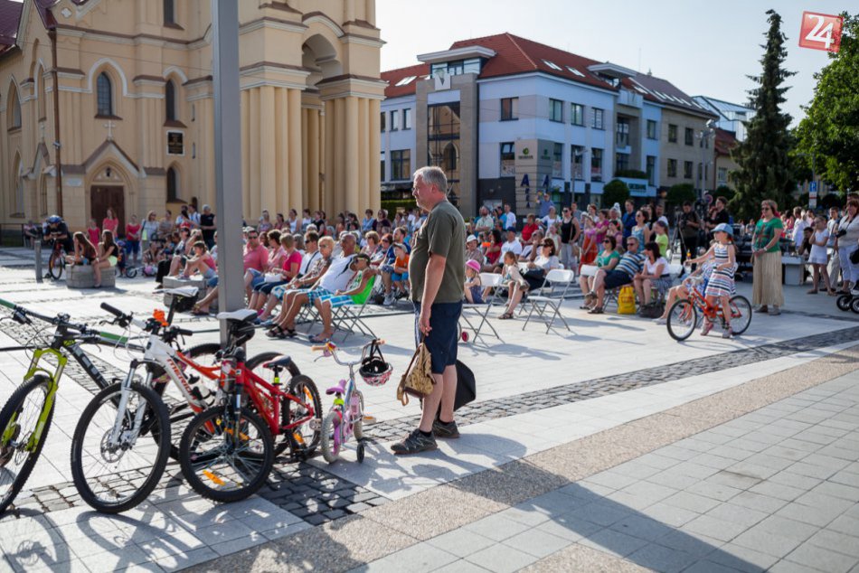 Ilustračný obrázok k článku Nálada na námestí bola výborná: Zvolen má za sebou ďalšie nedeľné korzo. FOTO