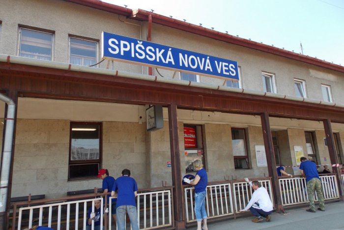 Ilustračný obrázok k článku Úradníci vykasali rukávy a pustili sa do stanice: Primátor im dokonca niečo priniesol