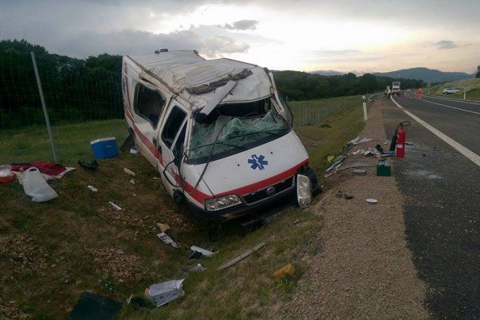 Ilustračný obrázok k článku Nehoda na obchvate: Sanitka skončila v priekope, vodiča (24) previezli do žiarskej nemocnice! FOTO