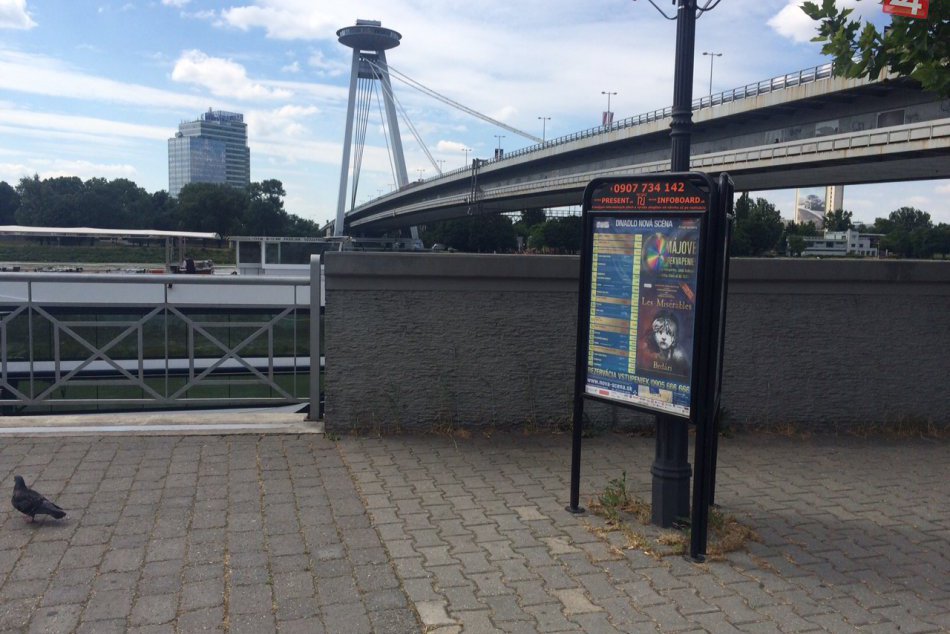 Ilustračný obrázok k článku Nelegálne reklamné trojnožky sú stále v uliciach mesta. Primátor sa ich chce zbaviť za každú cenu