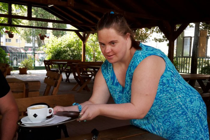 Ilustračný obrázok k článku Kaviareň Lepšosvetko je oázou medzi petržalskými panelákmi