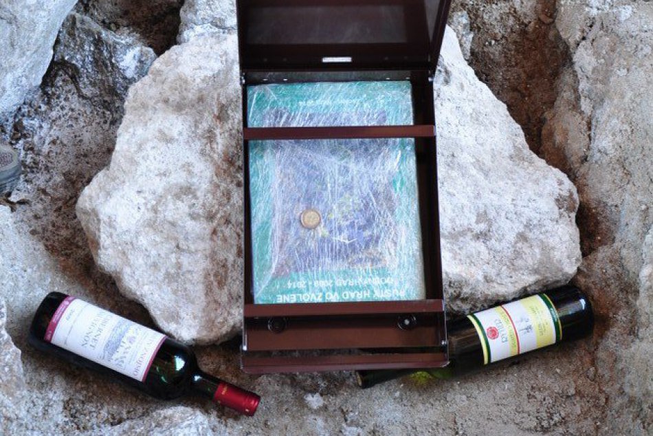 Ilustračný obrázok k článku Odkaz pre budúce generácie od zvolenských primátorov: Na Pustom hrade zamurovali do steny knihu i víno