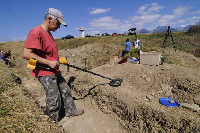 Ilustračný obrázok k článku Gangy vykrádačov vyrabovali Slepý vrch: Hradisko označili tabuľou