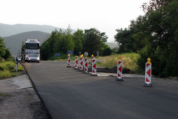 Ilustračný obrázok k článku Zrekonštruovanú cestu opäť rozkopali: Rátajte so zdržaním!