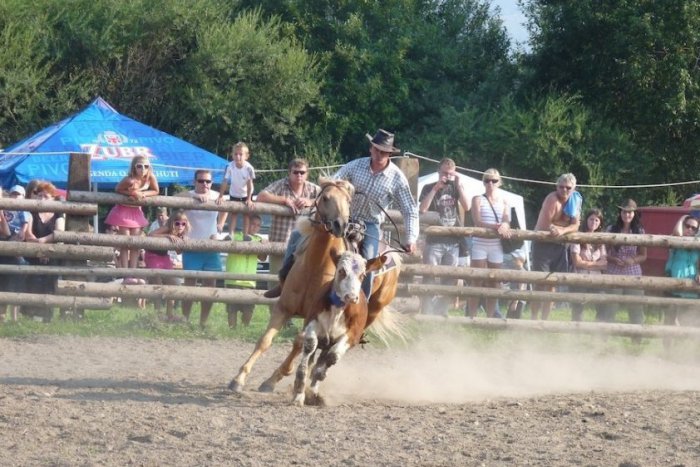 Ilustračný obrázok k článku Krása koní, šikovnosť jazdcov a skvelá zábava: Mengusovské ródeo aj so slávnostnou vatrou