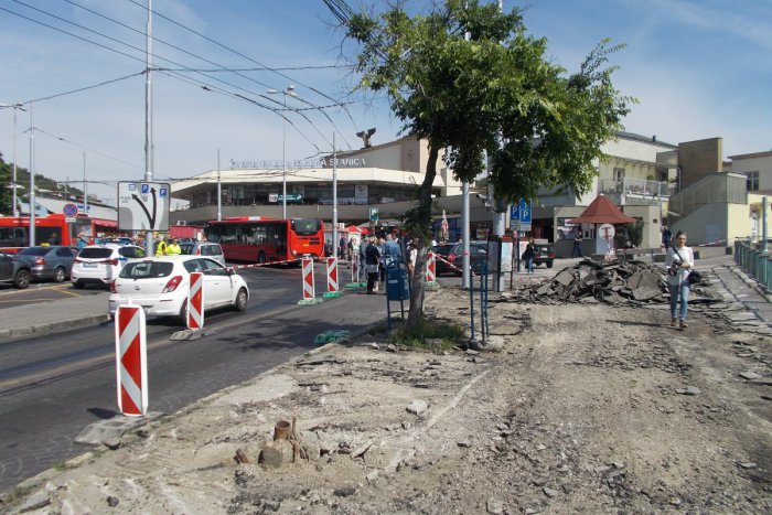 Ilustračný obrázok k článku Tak sme sa konečne dočkali! Mesto začalo upravovať katastrofálny priestor pred bratislavskou Hlavnou stanicou