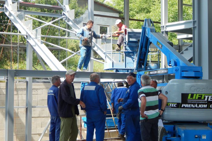 Ilustračný obrázok k článku Žiarska športová hala na nepoznanie: Práce finišujú, maká sa aj cez víkendy, stihne sa termín? FOTO