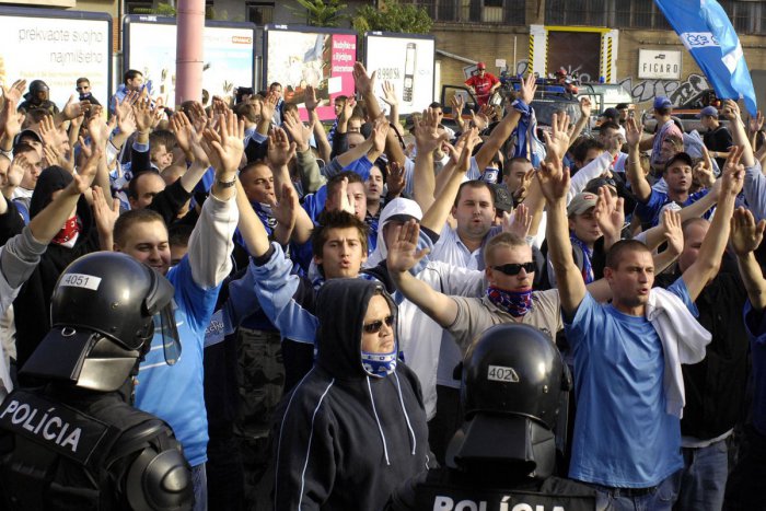 Ilustračný obrázok k článku V sobotu bude v Bratislave "horúco". Chuligáni budú pochodovať mestom, polícia už prijala viaceré bezpečnostné opatrenia