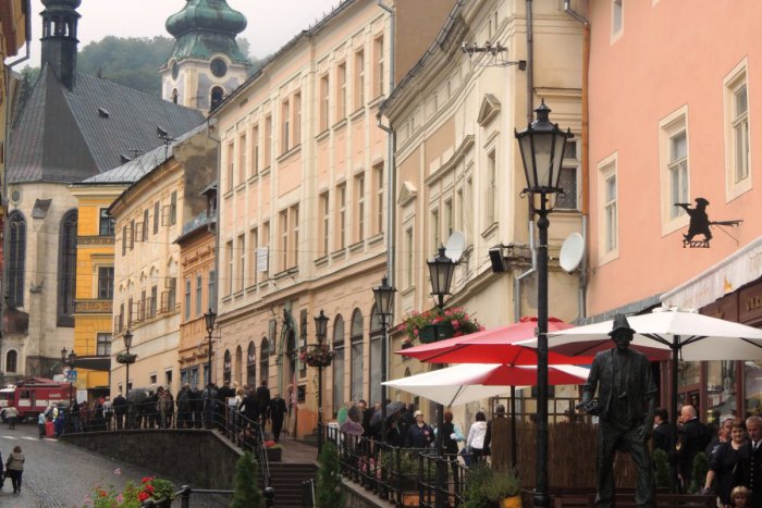 Ilustračný obrázok k článku Štiavnický živý šach je neodmysliteľnou akciou leta: V úlohách dám sa predstavia známe herečky!