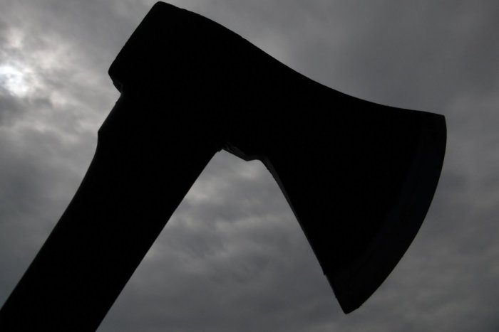 Ilustračný obrázok k článku Vyhrážky zabitím: Muž sa mal na starčeka zahnať sekerou