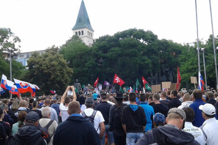 Ilustračný obrázok k článku Aktuálne z Bratislavy: Zhromaždenia prebiehajú za účasti ťažkoodencov. Kotleba všetkým poprial "krásny biely deň"