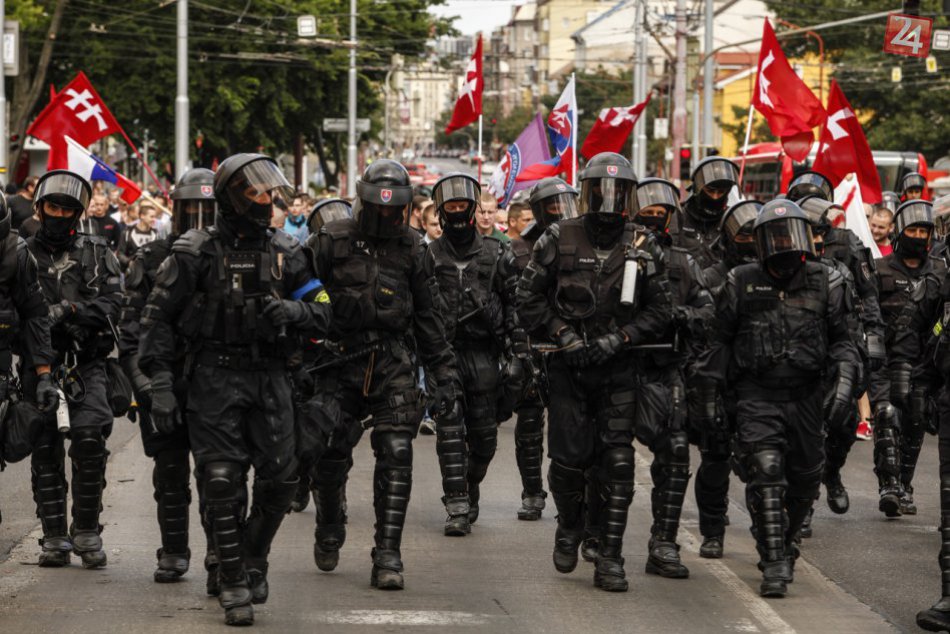 Ilustračný obrázok k článku Extrémisti napadli divákov športového podujatia. Ľudia v strachu utekali preč