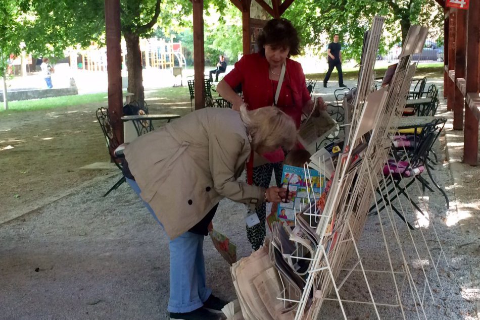 Ilustračný obrázok k článku Čítanie vonku v Bratislave? Vieme kde, aj aká je ponuka letných čitární