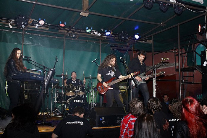 Ilustračný obrázok k článku FOTO, VIDEO: Na 1. Wallow Open Air Festivale v Rožňave vystúpili známy gitarista Jimi Cimbala aj spevák Mišo Chrenko