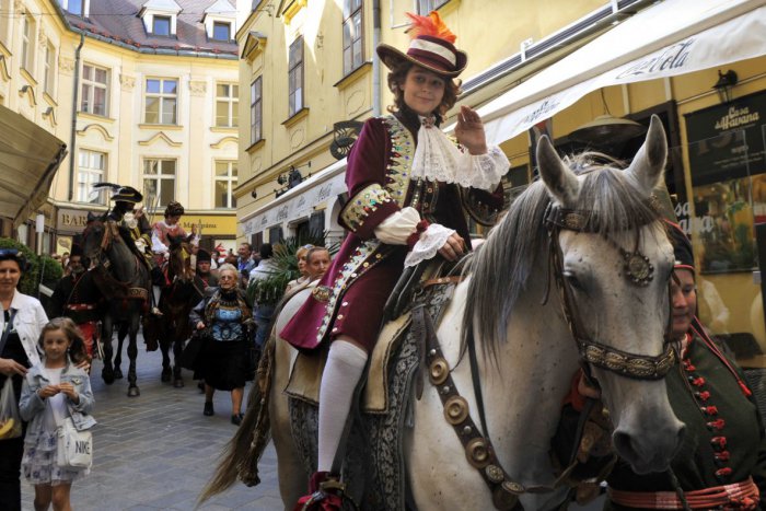 Ilustračný obrázok k článku Korunovačné slávnosti nás čakajú už tento víkend. Na trón sa posadí Karol VI.