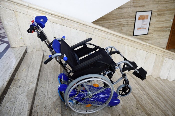 Ilustračný obrázok k článku Metské divadlo zaviedlo schodolez: Novinka vyriešila chýbajúci bezbariérový prístup