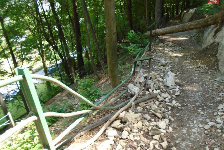 Ilustračný obrázok k článku Na obnovu serpentín na Urpíne pôjdu desaťtisíce eur: Pozrite, kto z poslancov sa ponúkol, priložiť ruku k dielu