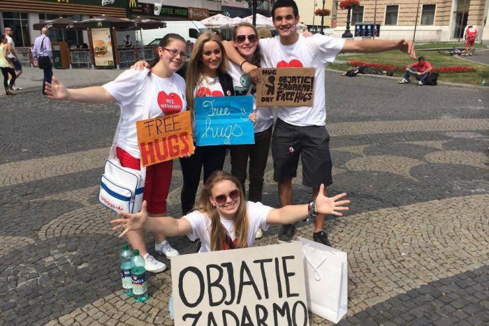 Ilustračný obrázok k článku Hug Day už vo štvrtok: Mladí budú objímať v mestách na celom Slovensku a 15 krajinách sveta