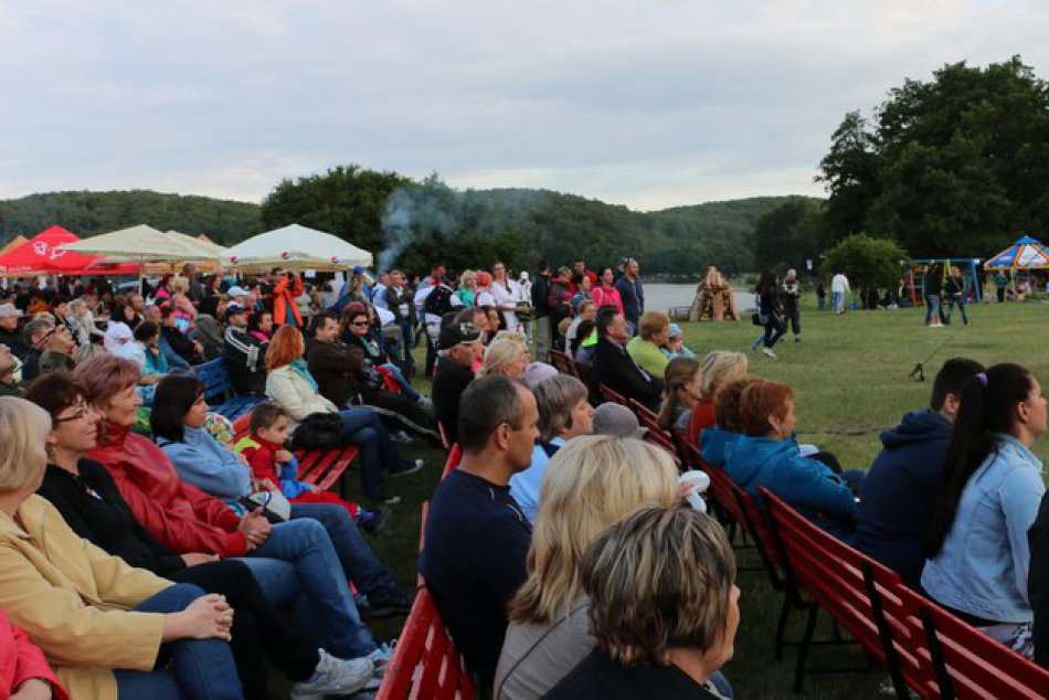 Ilustračný obrázok k článku Jánske ohne na Vinnom jazere: Nechýbal folklór, šermiari i stovky ľudí FOTO