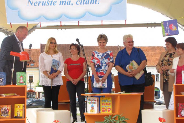 Ilustračný obrázok k článku Obrazom: Hlasné čítanie kníh priamo v srdci nášho mesta