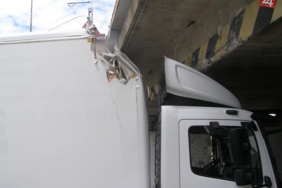 Ilustračný obrázok k článku V Prešove došlo ku kurióznej situácii: Kamión sa zasekol na čerpacej stanici!