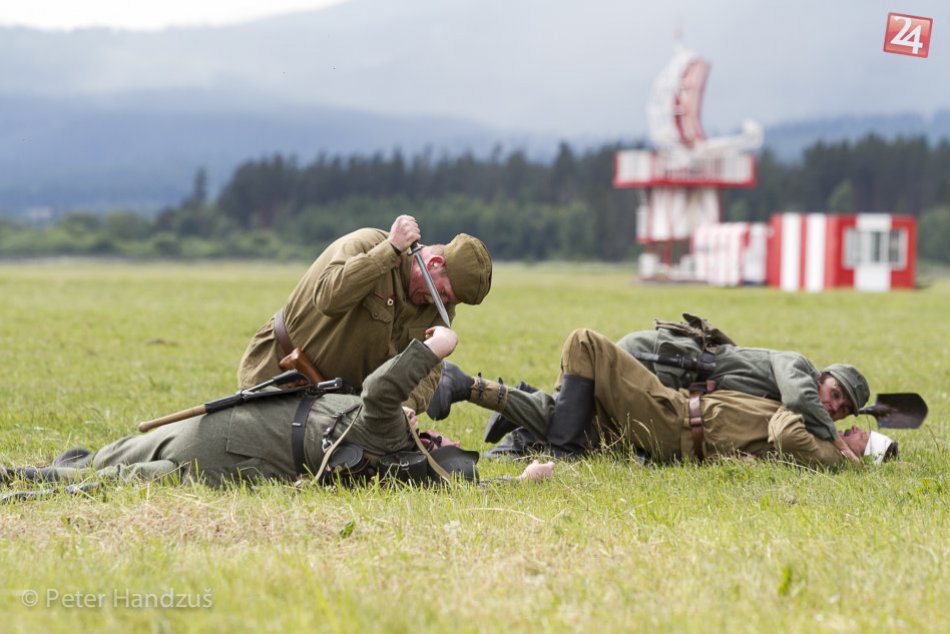 Ilustračný obrázok k článku Aero - Moto Víkend 2015 obrazom: Zoltán Veres a Retro Sky team + kluby vojenskej histórie