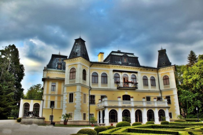 Ilustračný obrázok k článku Večerné prehliadky kaštieľa: Nebude chýbať ani Valčík!