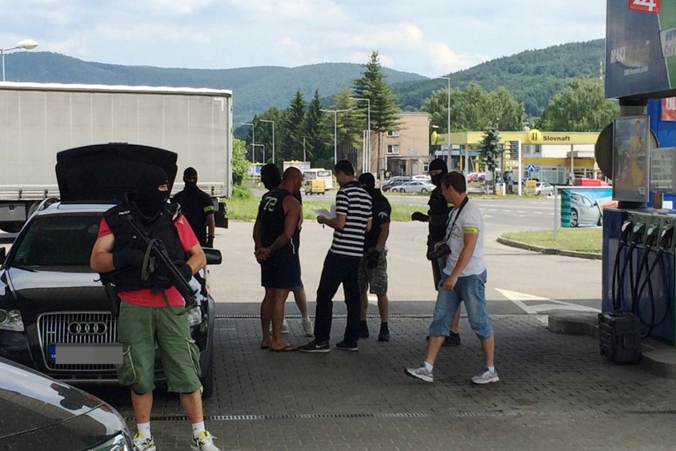 Ilustračný obrázok k článku Zásah kukláčov na žiarskej pumpe: Filip K. stále čaká na rozsudok v cele, čo na to vyšetrovateľ?