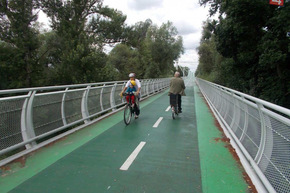 Ilustračný obrázok k článku Bratislavská župa plánuje postaviť cyklolávky, ktoré spoja Slovensko s Rakúskom