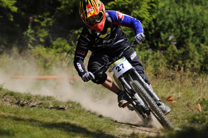 Ilustračný obrázok k článku Kráľovská disciplína horskej cyklistiky pod Chopkom: Výhľad na pretekárov priamo z lanovky