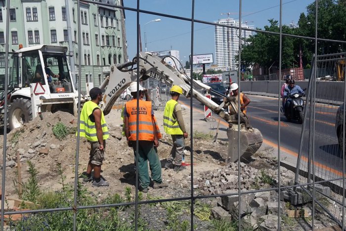 Ilustračný obrázok k článku V lete budú mestské časti opravovať cesty a chodníky. Máme zoznam úsekov, kde sa bude pracovať