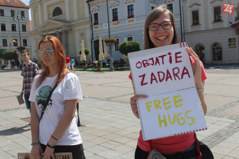 Ilustračný obrázok k článku Deň objatí v uliciach Bystrice: Prvé FOTO rozjasnených tvárí, dočkal sa aj primátor