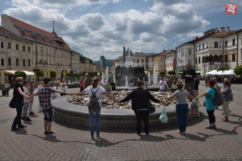 Ilustračný obrázok k článku Hug Day prekonal magický rekord: Pozrite, koľko objatí bolo rozdaných v uliciach Bystrice!