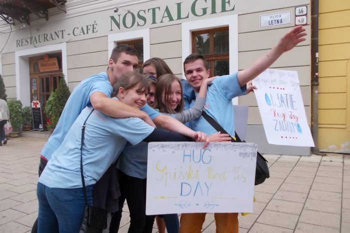 Ilustračný obrázok k článku Deň objatí v uliciach Spišskej: Prvé FOTO rozjasnených tvárí