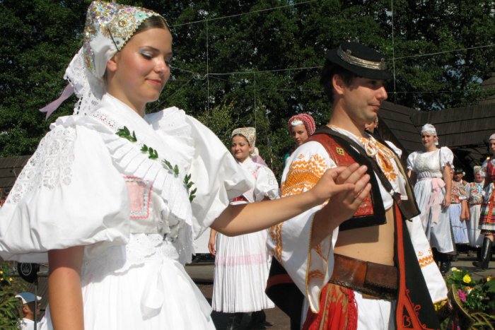 Ilustračný obrázok k článku Jubilejné Folklórne slávnosti pod Poľanou sa už blížia: Na úvod je pripravená veľkolepá svadba!