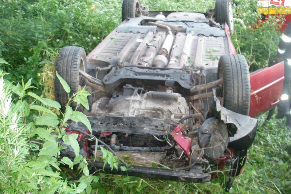 Ilustračný obrázok k článku Dopravná nehoda v našom okrese: Auto skončilo na streche, hasiči v akcii!